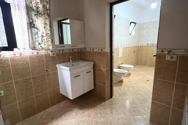 Shtepi me qera Apartament ne Tirane, 2+1, Mobilimi E mobiluar, Pagesa 500  Euro.