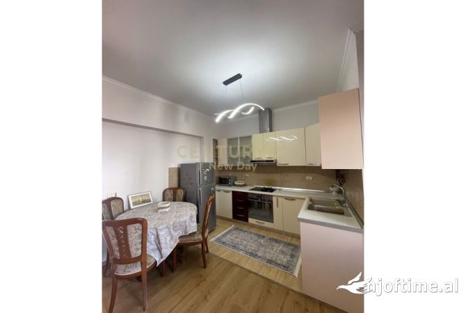 JEPET APARTAMENT 2+1 ME QIRA NE QENDER TE DURRESIT!