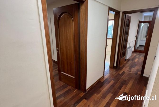 Jepet ambjent biznesi me qera ne bllok