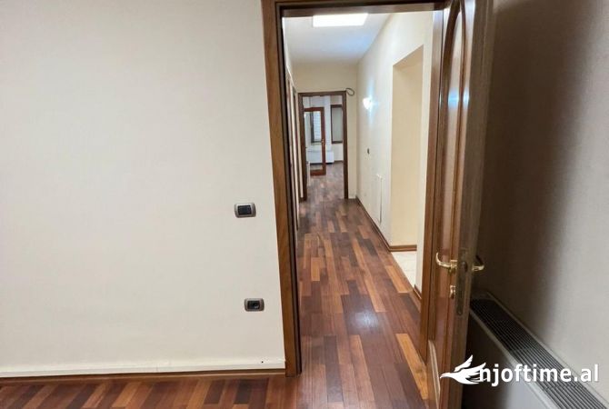 Ambiente Commerciale in Affitto 3+1 a Tirana - 2,000 Euro