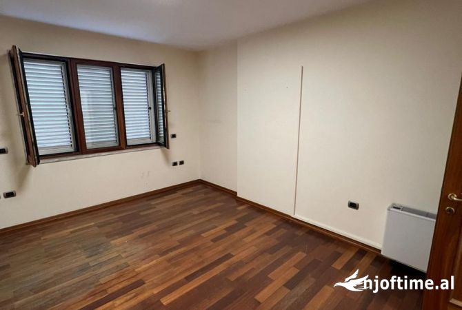 Ambiente Commerciale in Affitto 3+1 a Tirana - 2,000 Euro