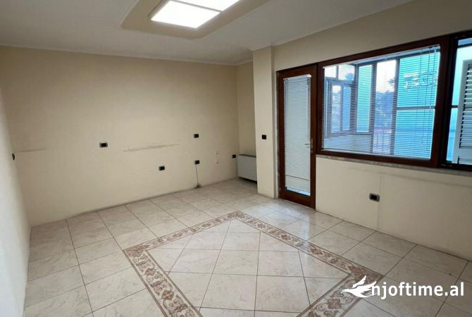 Ambiente Commerciale in Affitto 3+1 a Tirana - 2,000 Euro