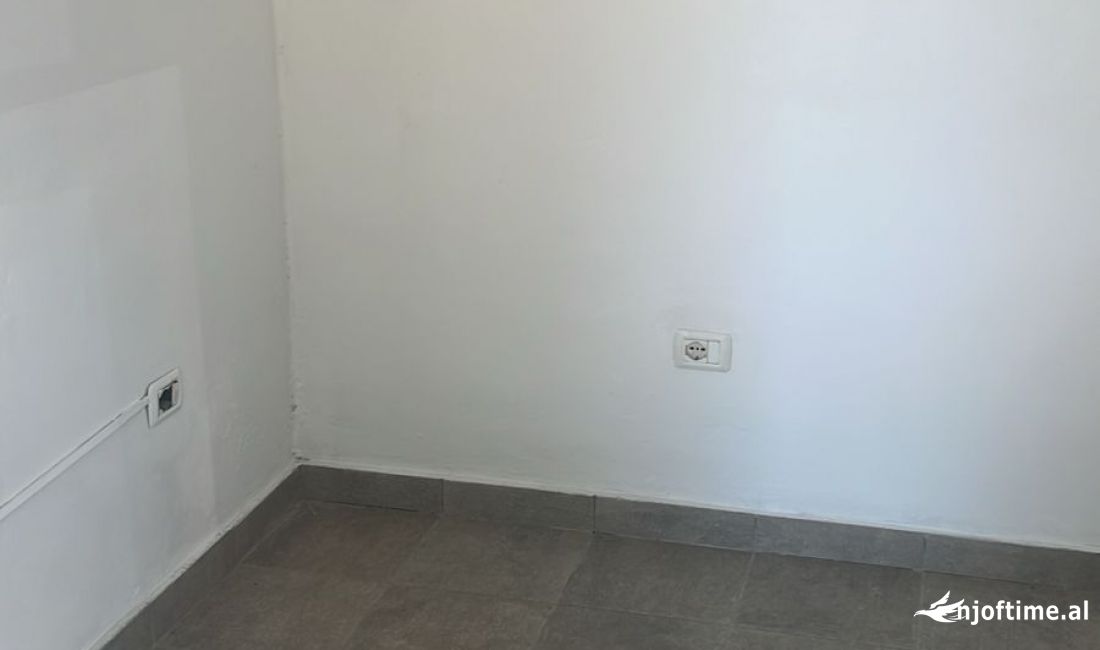 jepet ambjent biznesi me qera tek rruga e burgut 