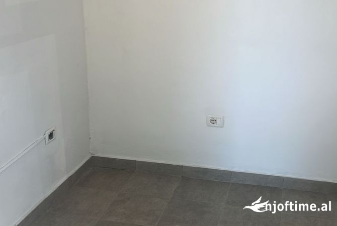 Ambiente Commerciale in Affitto 1+1 a Tirana - 30,000 Leke