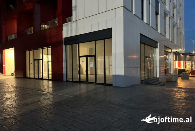 Ambiente Commerciale in Affitto 3+1 a Tirana - 4,500 Euro