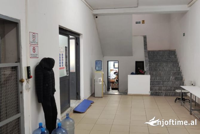 Ambiente Commerciale in Affitto 4+1 a Tirana - 2,850 Euro