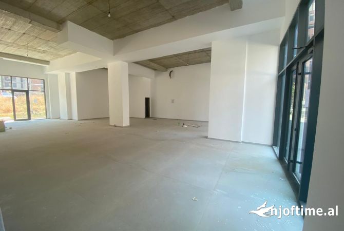 Ambiente Commerciale in Affitto 1+1 a Tirana - 2,000 Euro