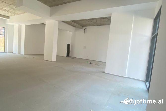 Ambiente Commerciale in Affitto 1+1 a Tirana - 2,000 Euro