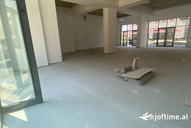 Ambiente Commerciale in Affitto 1+1 a Tirana - 2,000 Euro