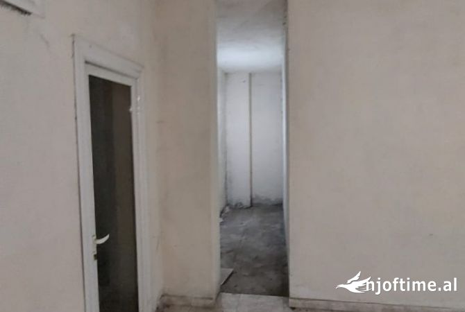 Shitet njesi komerciale ne Brryl