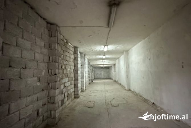 Ambiente Commerciale in Affitto 4+1 a Tirana - 699 Euro