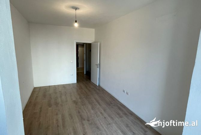 Ambiente Commerciale in Affitto 3+1 a Tirana - 349 Euro