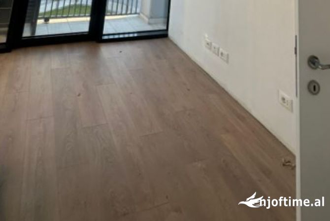 Ambiente Commerciale in Affitto 3+1 a Tirana - 751 Euro