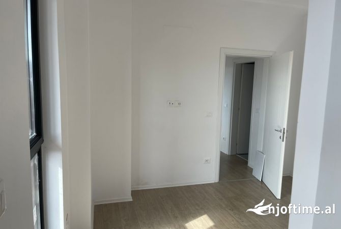 Ambiente Commerciale in Affitto 3+1 a Tirana - 849 Euro
