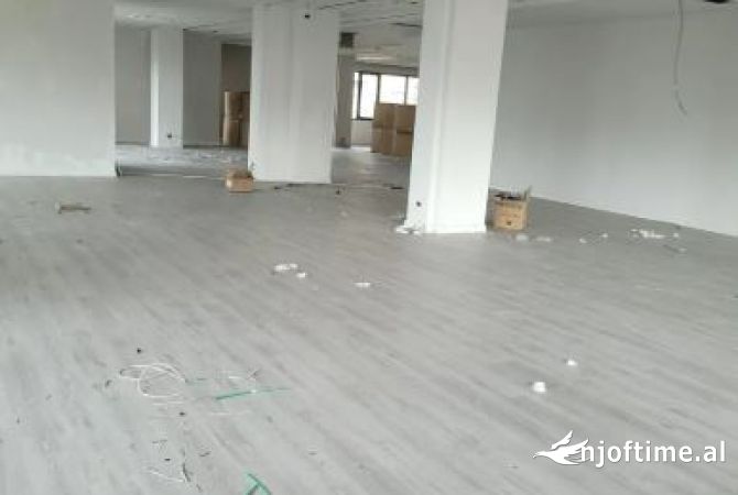 Ambiente Commerciale in Affitto 1+1 a Tirana - 4,999 Euro