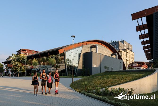 Ambiente Commerciale in Affitto 3+1 a Tirana - 599 Euro