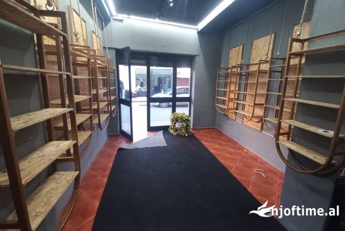 Ambiente Commerciale in Affitto 1+1 a Tirana - 35,001 Leke