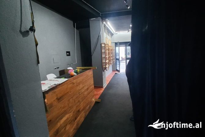 Ambiente Commerciale in Affitto 1+1 a Tirana - 35,001 Leke