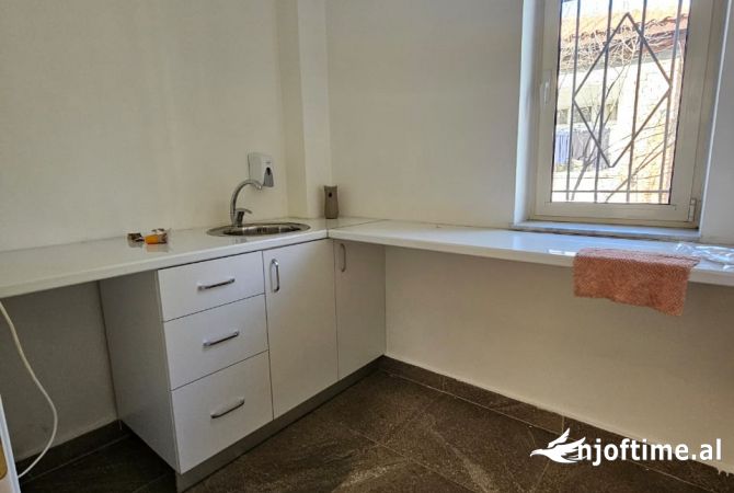 Ambiente Commerciale in Affitto 3+1 a Tirana - 1,501 Euro