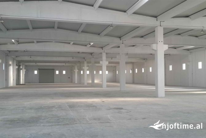 Ambiente Commerciale in Affitto 4+1 a Tirana - 7,201 Euro