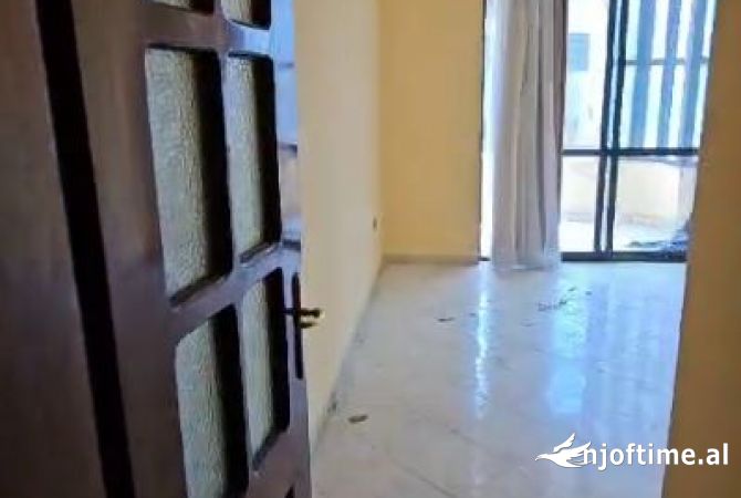 Ambiente Commerciale in Affitto 3+1 a Tirana - 1,151 Euro