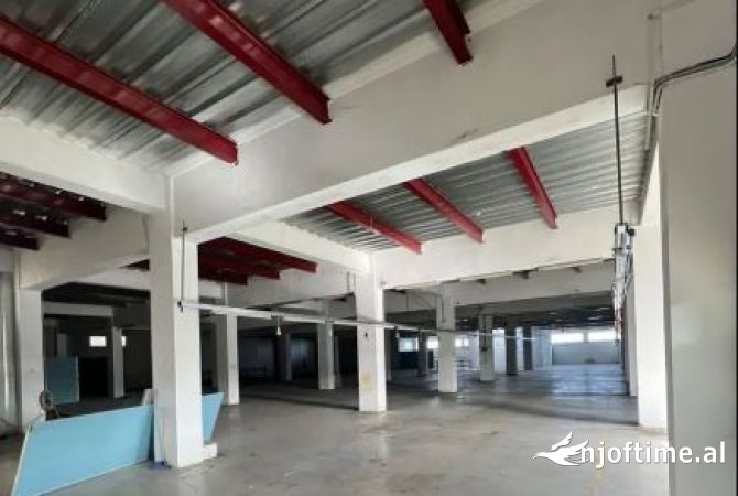 Ambiente Commerciale in Affitto 4+1 a Tirana - 1,801 Euro