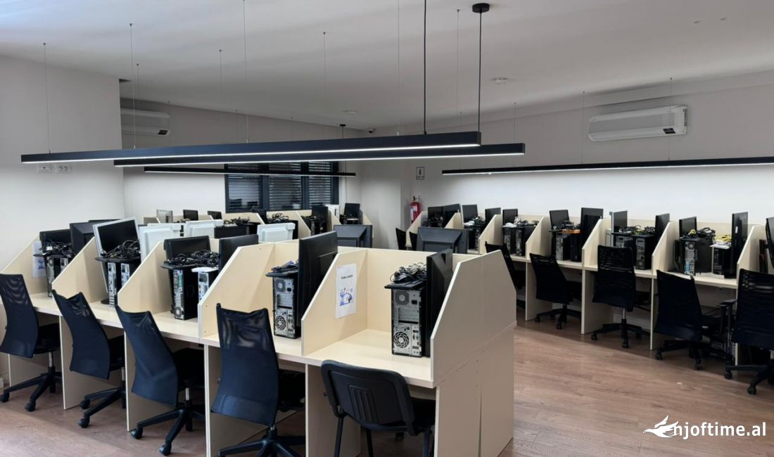 Jepet me qira ambient biznesi i mobiluar ne menyre moderne, me siperfaqe 140 m2, ne Rrugen e Barrika