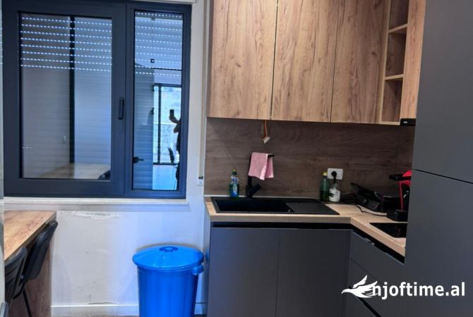 Ambiente Commerciale in Affitto 1+1 a Tirana - 2,000 Euro