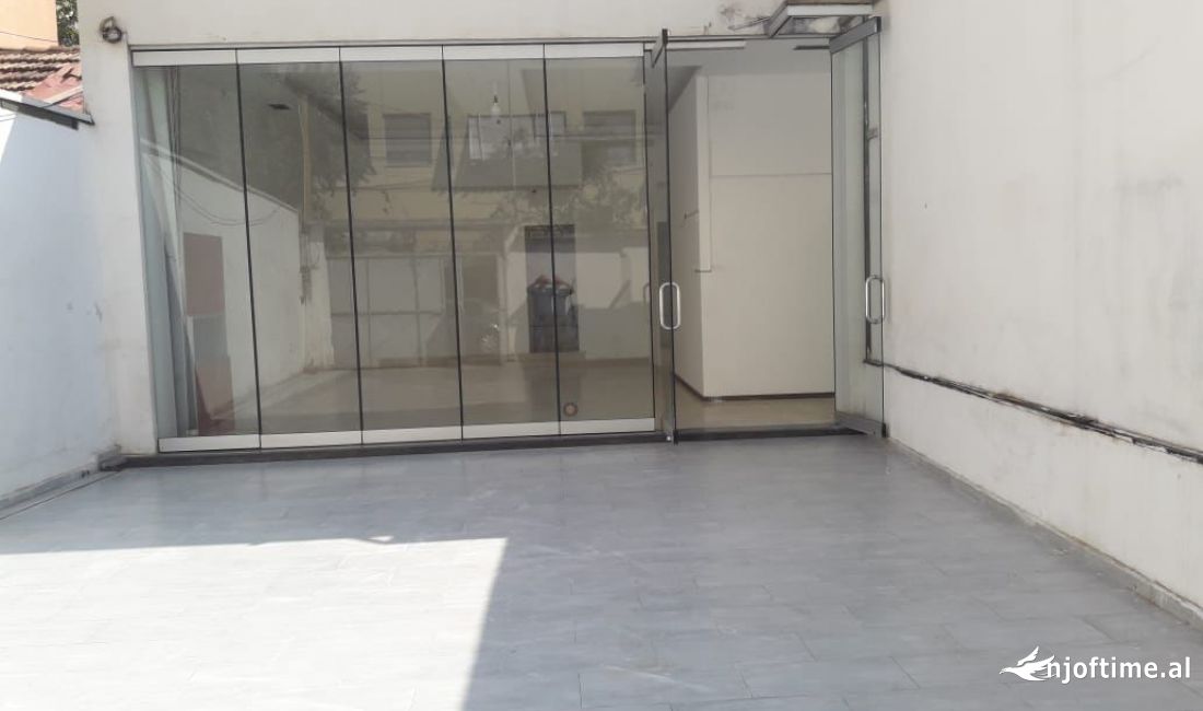 Jepet me qira ambient biznesi, 230 m2, ne zonen e Mine Pezes