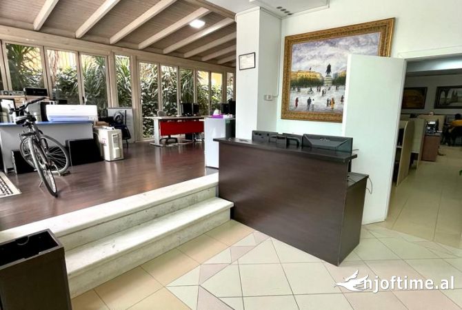 Ambient Biznesi per Shitje - Rruga e Elbasanit 600,000 Euro