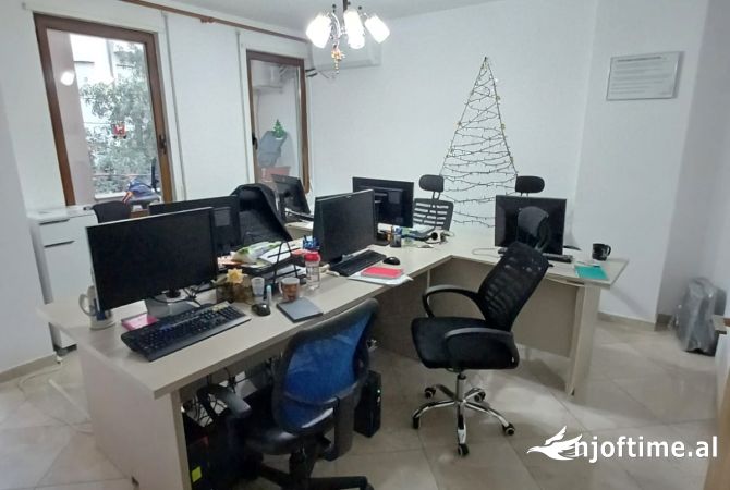 Ambiente Commerciale in Affitto 3+1 a Tirana - 500 Euro