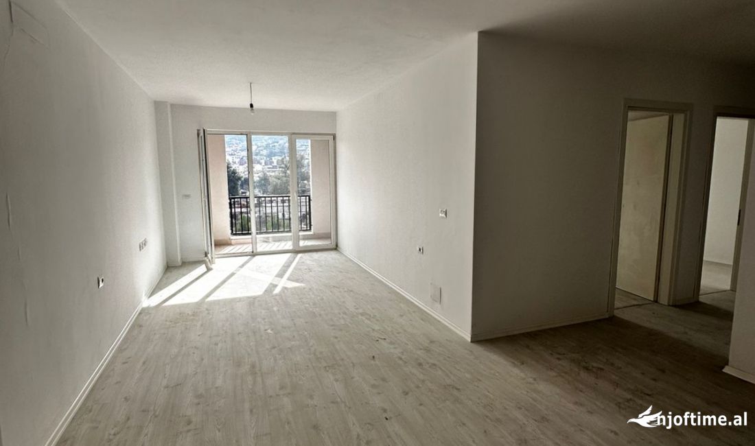 Shtepi ne shitje Apartament ne Tirane, 3+1, Mobilimi Bosh, pa mobiluar, Pagesa 140,000  Euro.