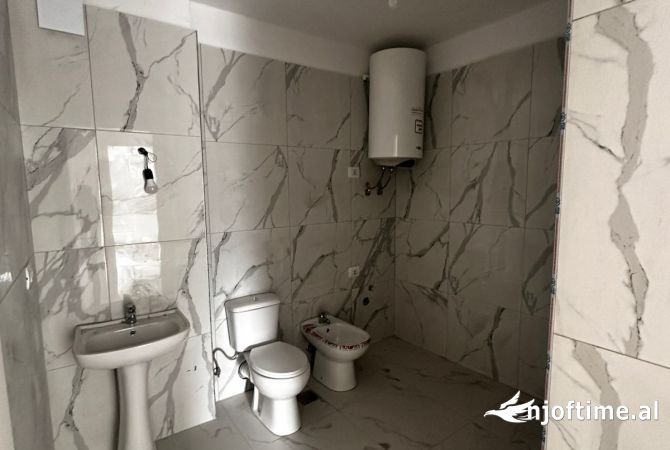 Shtepi ne shitje Apartament ne Tirane, 3+1, Mobilimi Bosh, pa mobiluar, Pagesa 140,000  Euro.