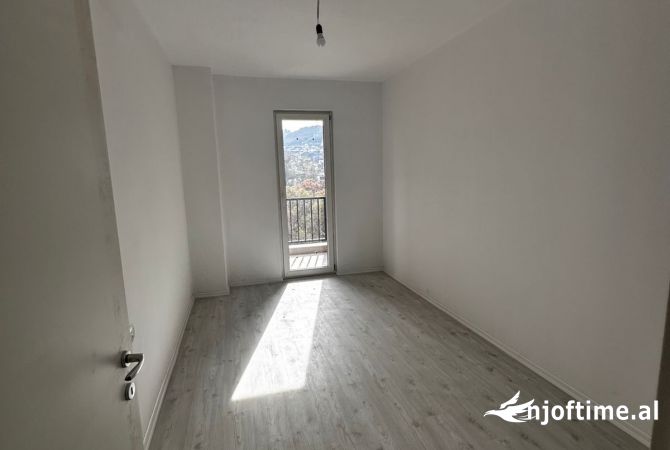 Shtepi ne shitje Apartament ne Tirane, 3+1, Mobilimi Bosh, pa mobiluar, Pagesa 140,000  Euro.
