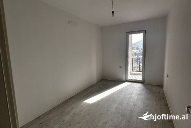 Shtepi ne shitje Apartament ne Tirane, 3+1, Mobilimi Bosh, pa mobiluar, Pagesa 140,000  Euro.