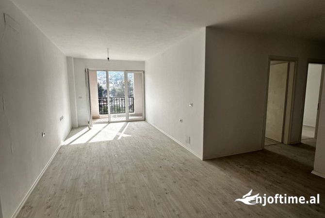 Apartament 3+1+2 në Shitje – Kombinat, Rruga e Qelqit