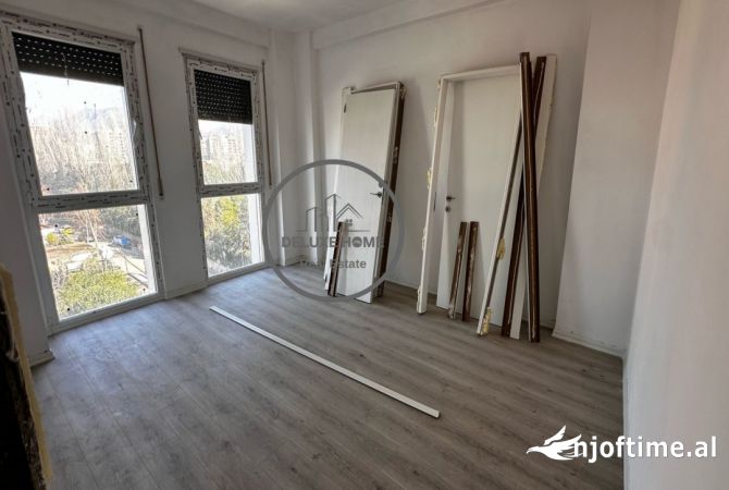 Shtepi ne shitje Apartament ne Tirane, 2+1, Mobilimi Bosh, pa mobiluar, Pagesa 170,000  Euro.