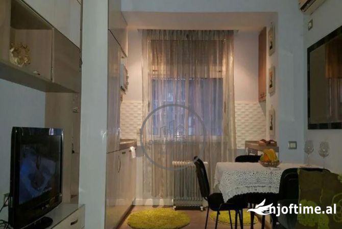 SHITET NJËSI BIZNESI I NDARË NË 2 AMBIENTE 70m2