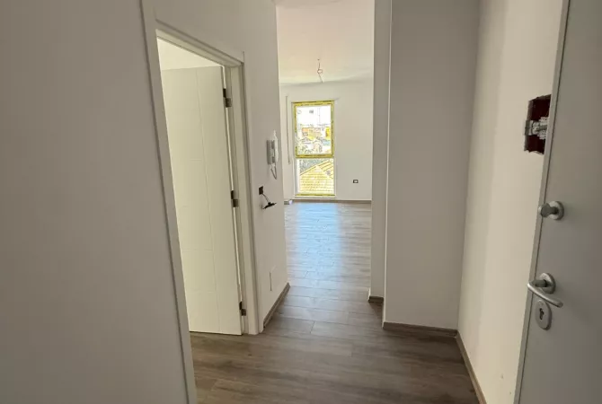 Shtepi ne shitje Apartament ne Tirane, 1+1, Mobilimi Bosh, pa mobiluar, Pagesa 140,000  Euro.
