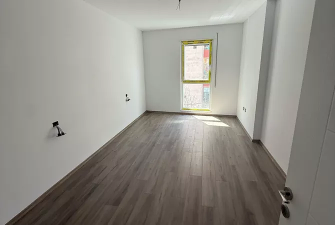 Shtepi ne shitje Apartament ne Tirane, 1+1, Mobilimi Bosh, pa mobiluar, Pagesa 140,000  Euro.