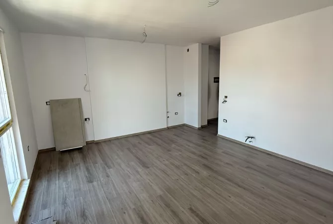 Shtepi ne shitje Apartament ne Tirane, 1+1, Mobilimi Bosh, pa mobiluar, Pagesa 140,000  Euro.