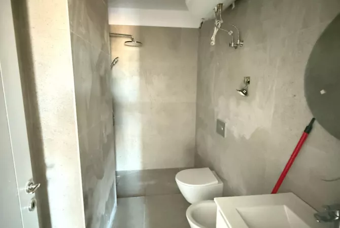 Shtepi ne shitje Apartament ne Tirane, 1+1, Mobilimi Bosh, pa mobiluar, Pagesa 140,000  Euro.