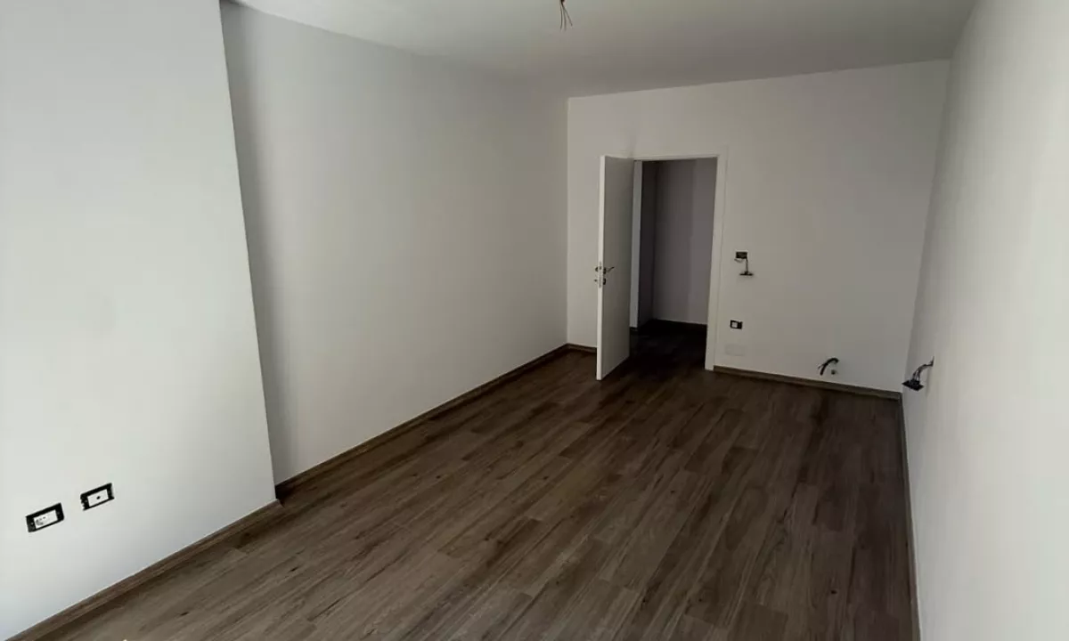 Shtepi ne shitje Apartament ne Tirane, 1+1, Mobilimi Bosh, pa mobiluar, Pagesa 137,000  Euro.