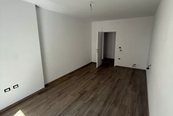 Shitet Apartament 1+1 – ne Xhomllik