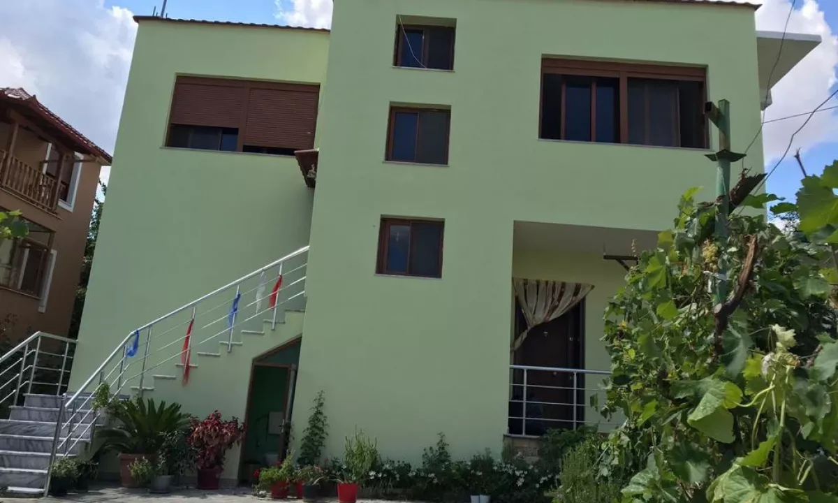 Shtepi ne shitje Shtepi Private ne Tirane, 3+1, Mobilimi E mobiluar, Pagesa 35,000,000  Leke.