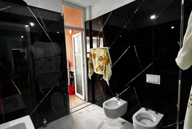 Shtepi ne shitje Apartament ne Tirane, 2+1, Mobilimi E mobiluar, Pagesa 140,000  Euro.