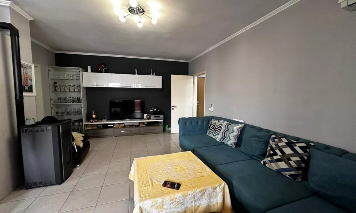 Shtepi ne shitje Apartament ne Tirane, 2+1, Mobilimi E mobiluar, Pagesa 140,000  Euro.