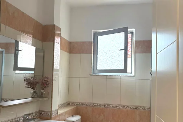 Shtepi me qera Apartament ne Tirane, 2+1, Mobilimi E mobiluar, Pagesa 600  Euro.