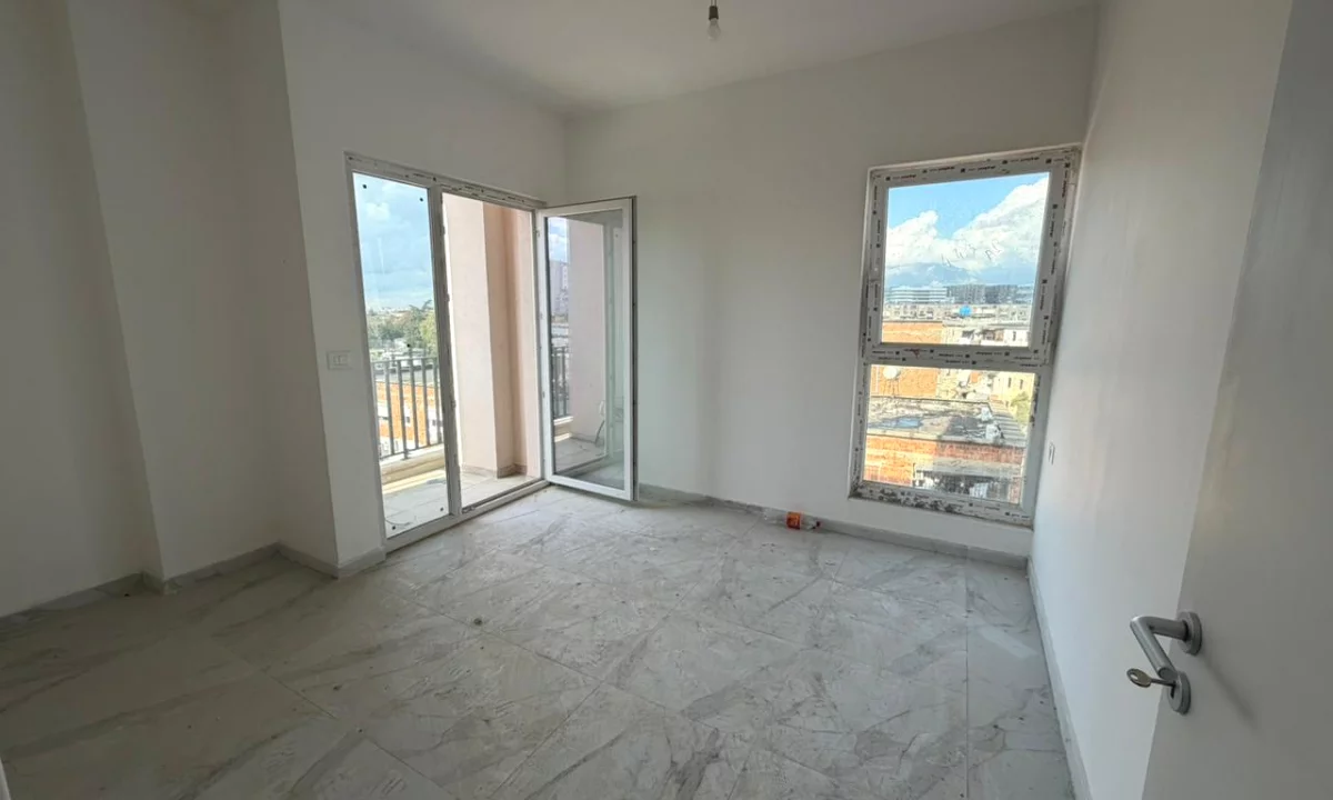 Shtepi ne shitje Apartament ne Tirane, 1+1, Mobilimi Bosh, pa mobiluar, Pagesa 100,000  Euro.