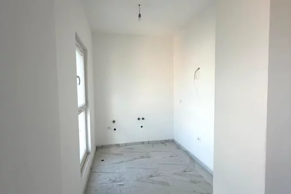Shtepi ne shitje Apartament ne Tirane, 1+1, Mobilimi Bosh, pa mobiluar, Pagesa 100,000  Euro.